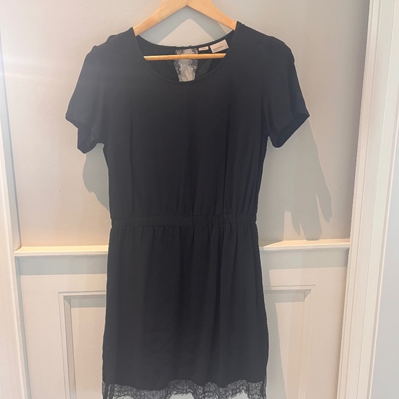 Black mini-dress with lace trim - Picture 1 of 9